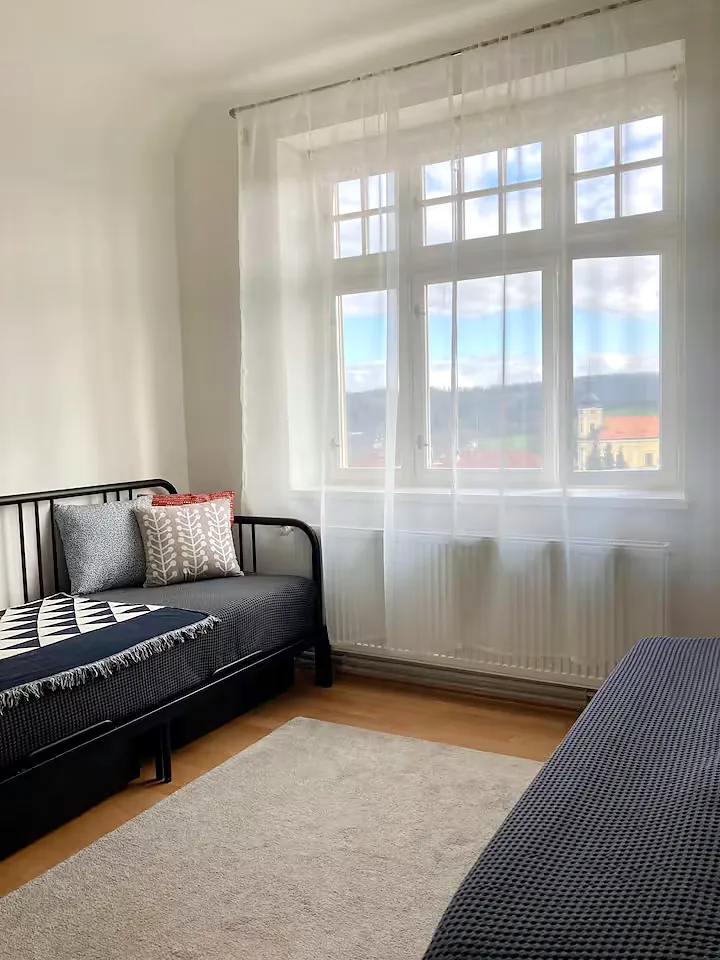 Největší pokoj – výhled z okna na kostel
